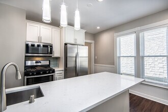 1016 E Pearson St, Unit 1018 in Milwaukee, WI - Building Photo - Building Photo