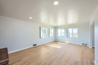 111 Las Flores Ter in San Diego, CA - Building Photo - Building Photo