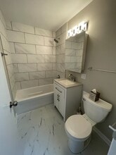 7202 W Crain St, Unit #2 in Niles, IL - Foto de edificio - Building Photo