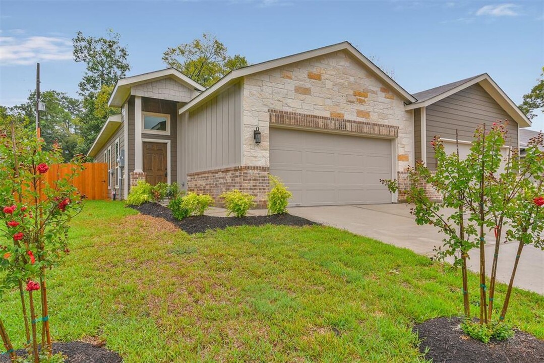 122 Wickersham in Conroe, TX - Building Photo
