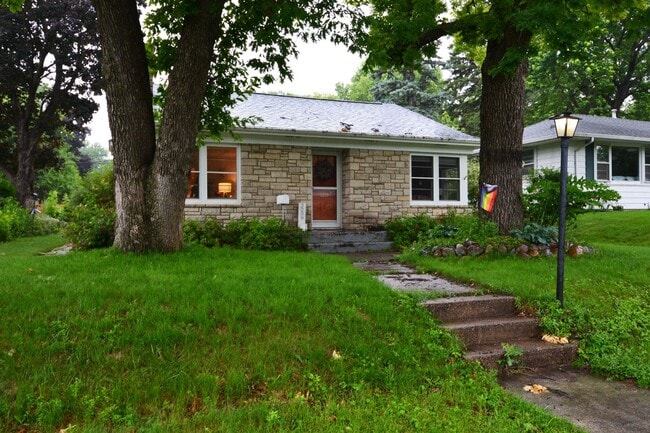 3209 Chowen Ave N in Minneapolis, MN - Building Photo - Building Photo