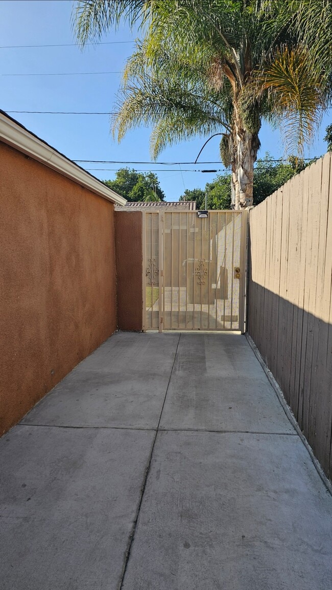 13939 Facade Ave, Unit Studio in Paramount, CA - Building Photo - Building Photo