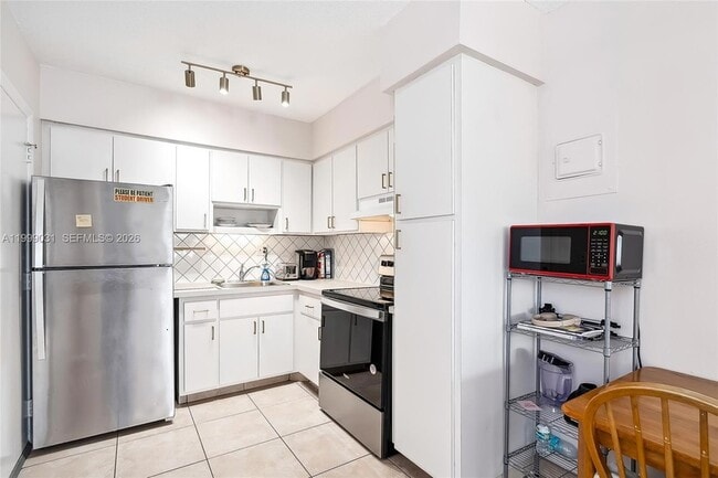 1824 Monroe St, Unit 10 in Hollywood, FL - Foto de edificio - Building Photo