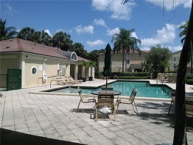 875 Riverside Dr in Coral Springs, FL - Building Photo - Building Photo