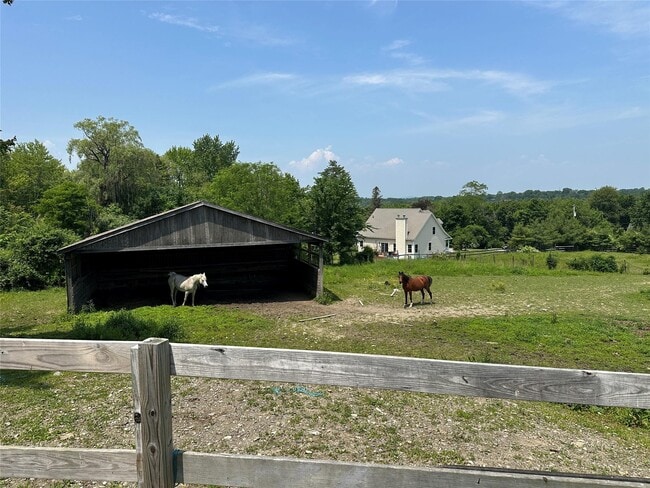 852 Freedom Plains Rd in Poughkeepsie, NY - Building Photo - Building Photo