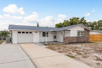 10521 Oak Hill Dr in Port Richey, FL - Building Photo - Building Photo