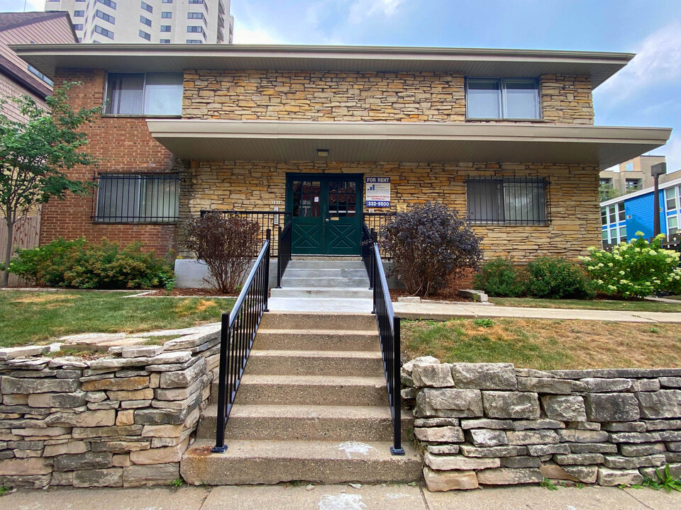 Farwell Apartments in Milwaukee, WI - Foto de edificio