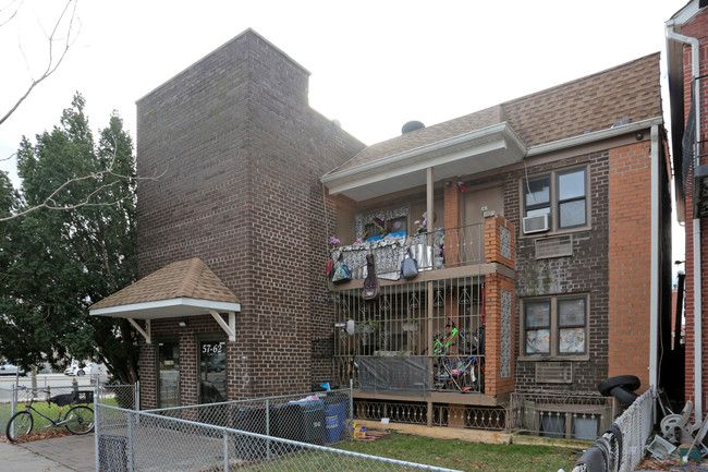 57-62 Van Doren St in Corona, NY - Foto de edificio - Building Photo