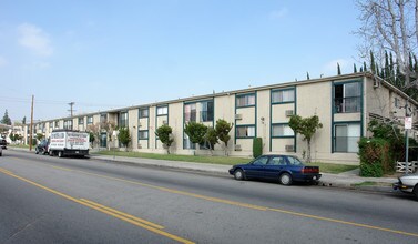 7350 Hazeltine Ave in Van Nuys, CA - Building Photo - Building Photo