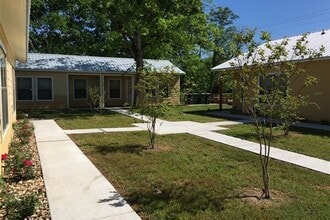 259 E 7th St in Somerville, TX - Building Photo - Building Photo