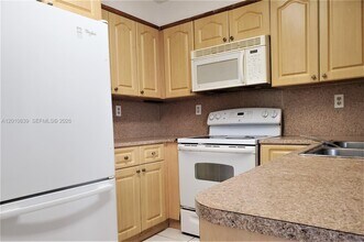 10020 NW 9th St Cir in Miami, FL - Building Photo - Building Photo