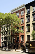305 E 10th St in New York, NY - Building Photo