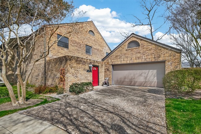 16 Town Oaks Pl in Bellaire, TX - Building Photo - Building Photo