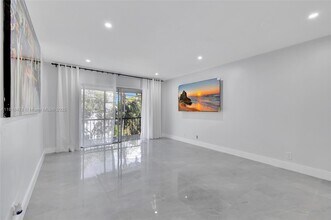 2271 NE 68th St in Fort Lauderdale, FL - Building Photo - Building Photo