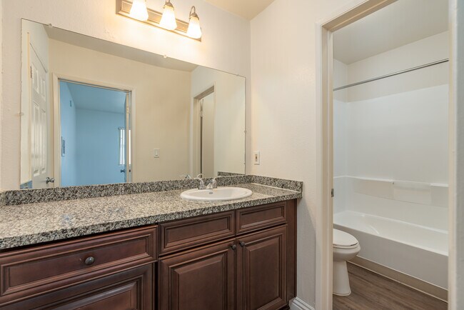 El Conquistador Apartments in Van Nuys, CA - Building Photo - Interior Photo