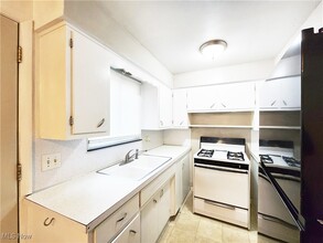 476 Graham Rd-Unit -1 in Cuyahoga Falls, OH - Building Photo - Building Photo