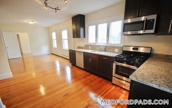 15 Taylor St, Unit 1 in Medford, MA - Foto de edificio - Building Photo