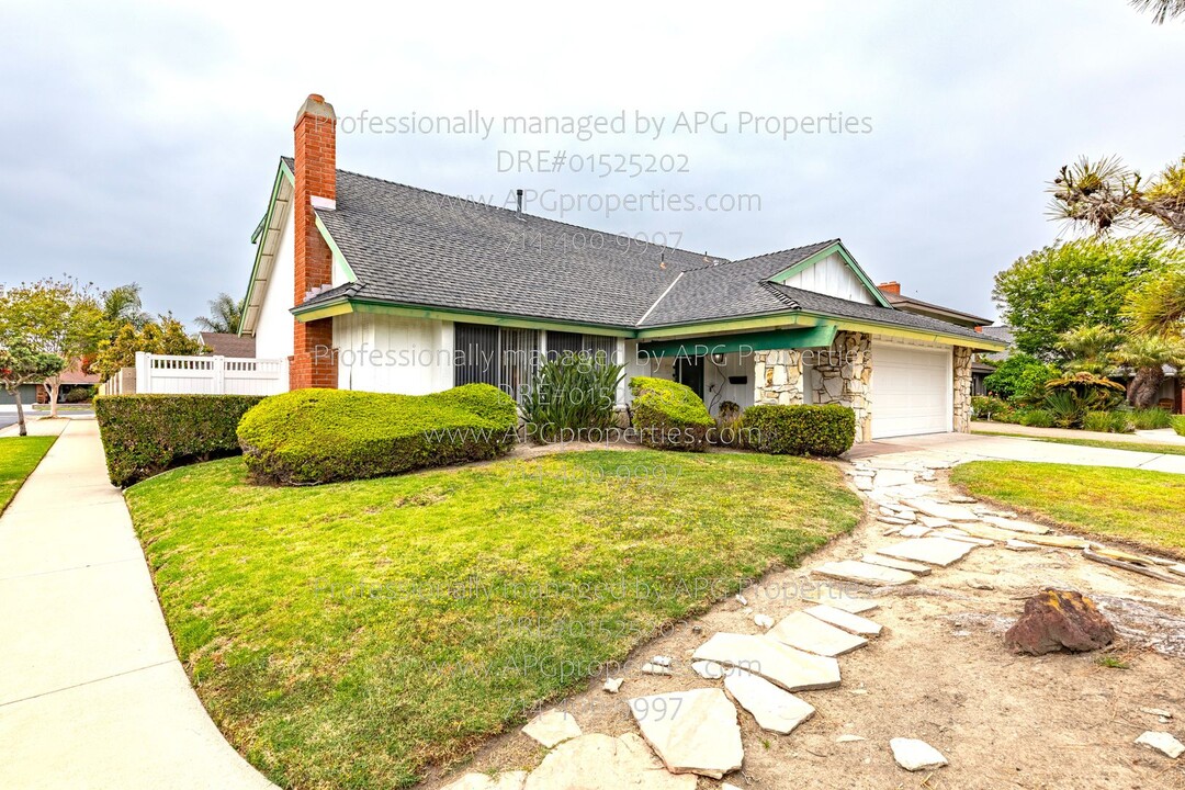 17321 Destry Cir in Huntington Beach, CA - Building Photo