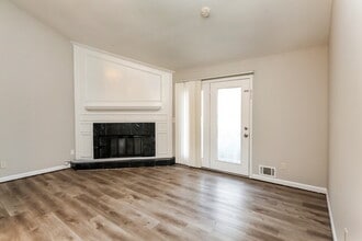 5253 Corinth Dr SW in Stone Mountain, GA - Foto de edificio - Building Photo