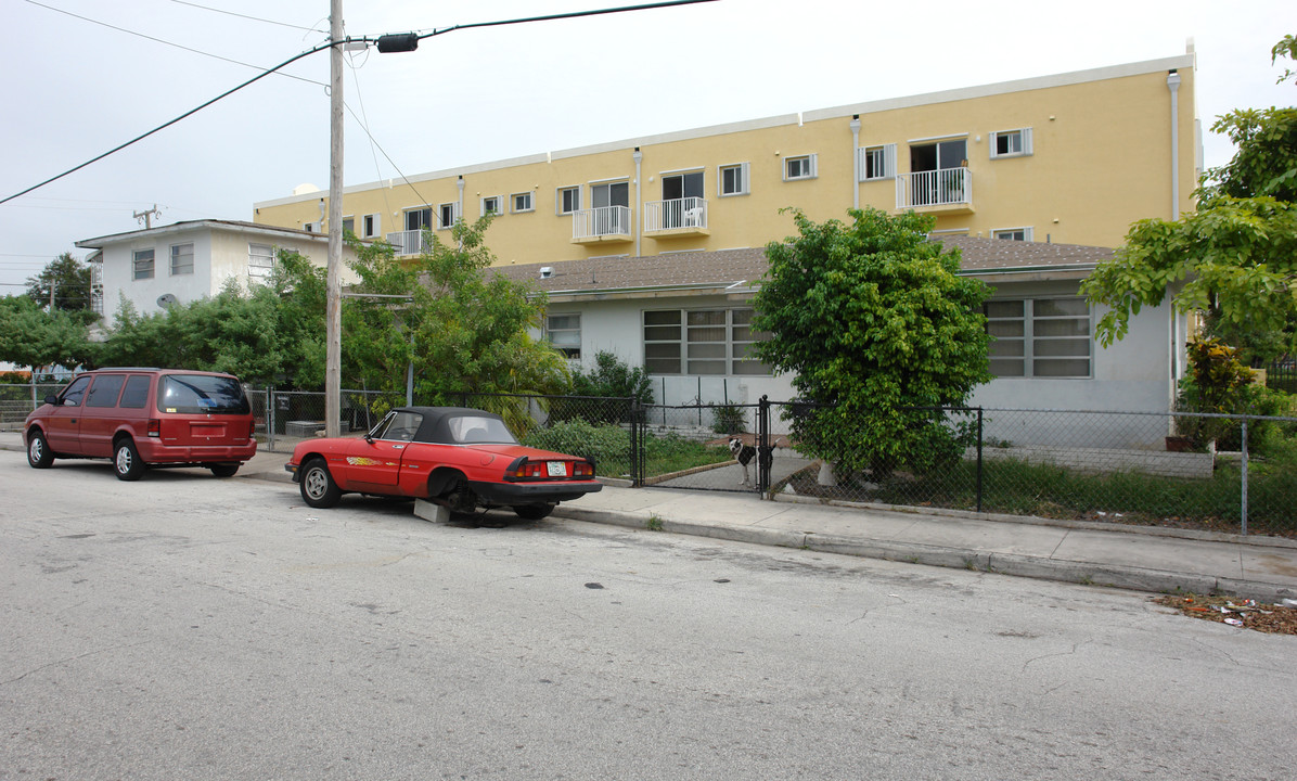 75 NW 21st Ave in Miami, FL - Building Photo