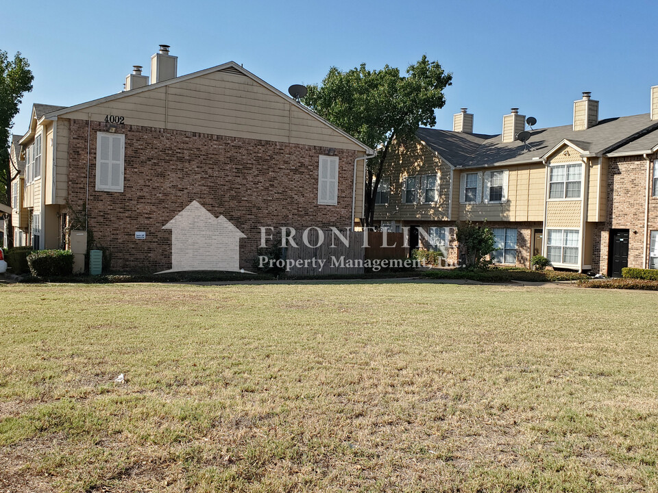 Pioneer Court in Irving, TX - Building Photo