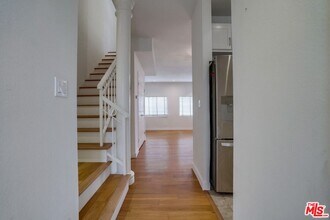 852 N Poinsettia Pl in Los Angeles, CA - Foto de edificio - Building Photo