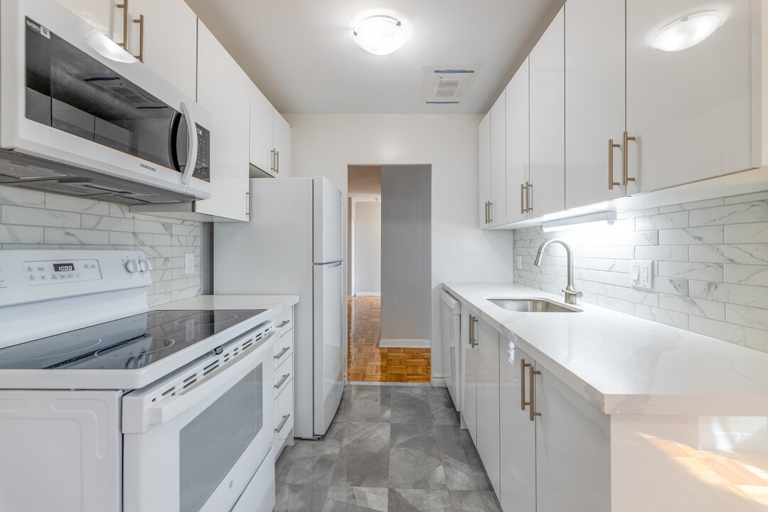 Ashby Apartments in Toronto, ON - Building Photo