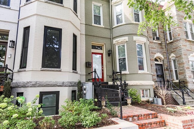 property at 49 Quincy Pl NE