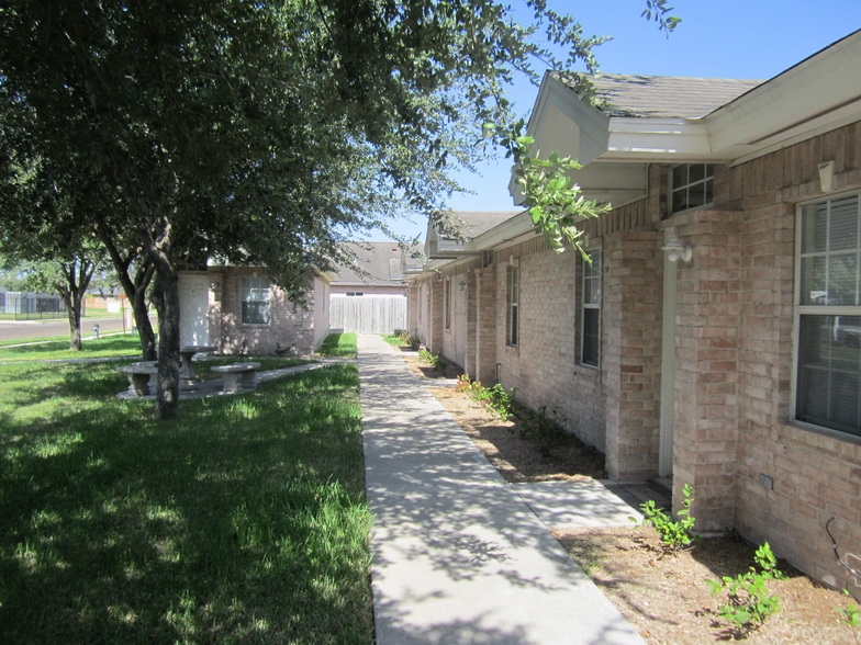 1715 Lexington Cir in Edinburg, TX - Foto de edificio