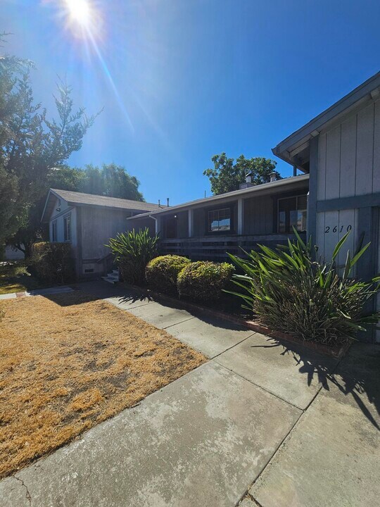2610 Empire Ave in Brentwood, CA - Foto de edificio