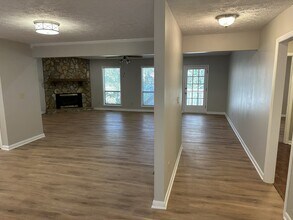 57 Doverdale Rd in Greenville, SC - Foto de edificio - Building Photo