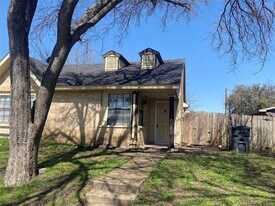 2423-2425 Limestone Dr in Arlington, TX - Building Photo