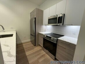 1079 Commonwealth Ave, Unit 208 in Boston, MA - Foto de edificio - Building Photo