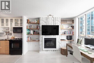 1225 Richards St in Vancouver, BC - Building Photo - Building Photo