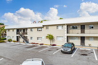 2135 Virginia Ave in Ft. Myers, FL - Foto de edificio - Building Photo