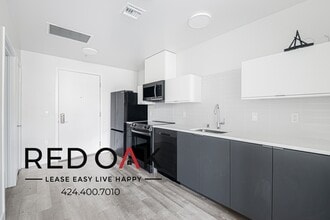 700 N Spaulding Ave, Unit 210 in Los Angeles, CA - Foto de edificio - Building Photo