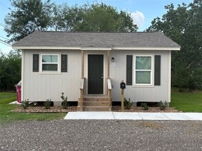 8 S Avenue B in Freeport, TX - Building Photo - Building Photo