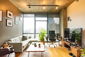235 W Van Buren St in Chicago, IL - Building Photo - Building Photo