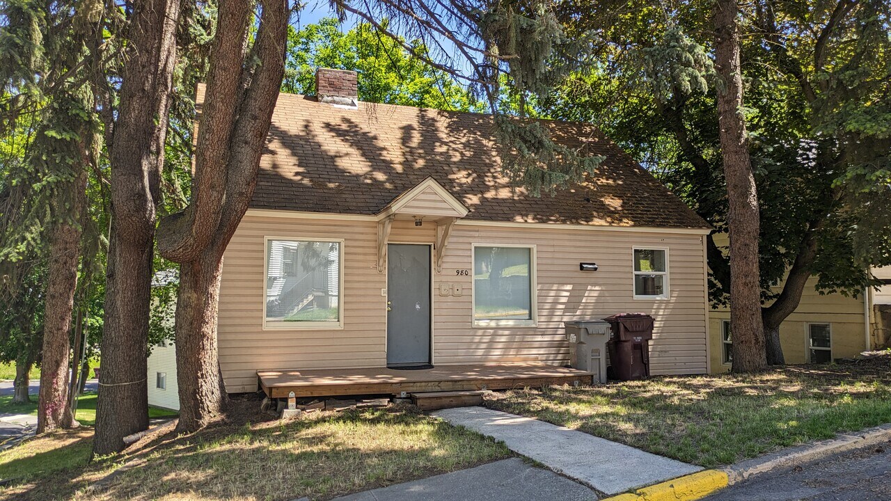 980 NE C St in Pullman, WA - Foto de edificio