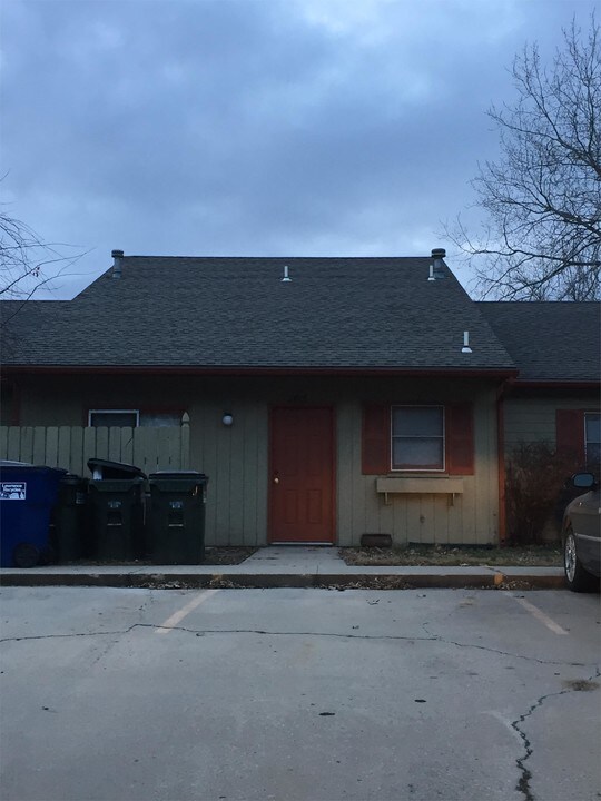 2807 Ridge Ct-Unit -C in Lawrence, KS - Building Photo