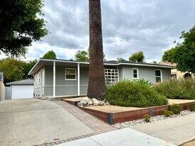 345 S College Ave in Claremont, CA - Building Photo