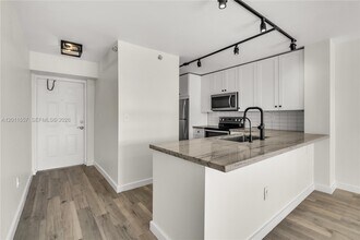 1401 Bay Rd in Miami Beach, FL - Building Photo - Building Photo