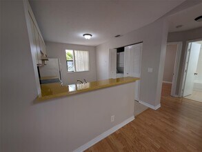 5741 Riverside Dr, Unit 201 in Coral Springs, FL - Foto de edificio - Building Photo