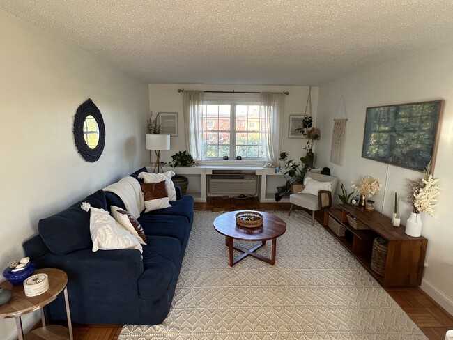 property at 1624 W Abingdon Dr