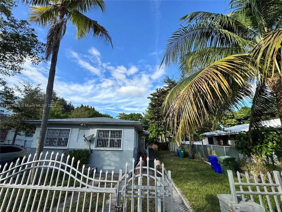 167 NW 56th St in Miami, FL - Building Photo