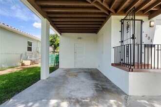 301 SW 51st Ave in Coral Gables, FL - Foto de edificio - Building Photo