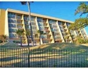 520 Beach Blvd, Unit 501 in Biloxi, MS - Foto de edificio