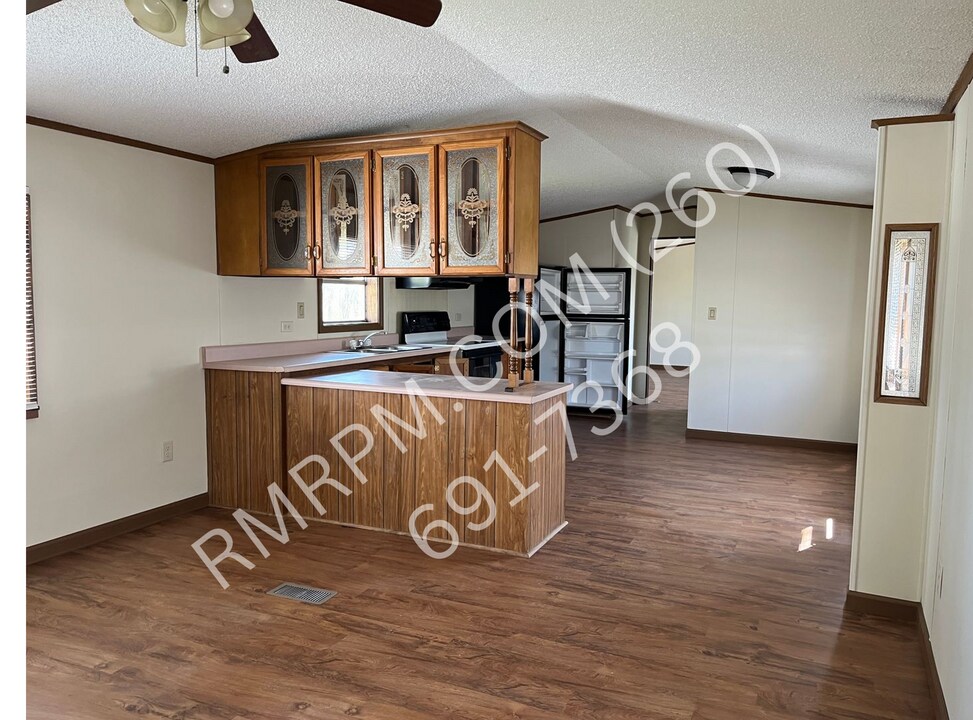 2065 E Lakeside Dr in Decatur, IN - Building Photo