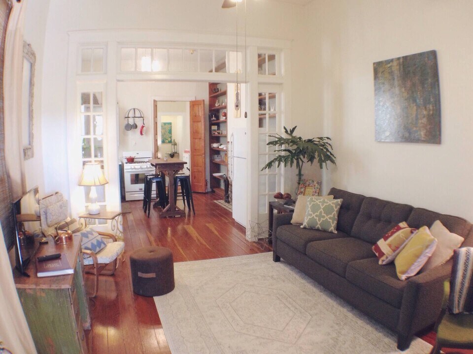 2815 Ursulines Ave, Unit 2815 in New Orleans, LA - Foto de edificio