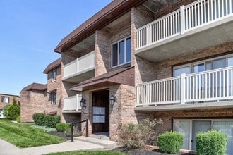 Crestbrook Apartments & Townhomes in Crescent Springs, KY - Building Photo - Building Photo